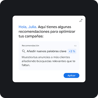 Una interfaz de usuario que muestra el saludo: "Hola, Julia. Aquí tienes algunas recomendaciones para optimizar tus campañas:". Debajo hay una tarjeta de recomendación etiquetada como "Recomendación 1/3" que presenta un icono de lupa y el título "Añadir nuevas palabras clave +3 %". El texto descriptivo de la tarjeta dice: "Muestra tus anuncios a más clientes añadiendo búsquedas relevantes que te faltan". En la parte inferior derecha de la tarjeta hay un botón azul de "Aplicar".
