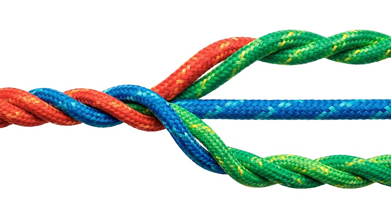 Tres cuerdas de colores entrelazadas (roja, azul y verde con detalles amarillos) sobre un fondo blanco. Se unen en el extremo izquierdo y se separan hacia la derecha, donde la azul sigue recta y la verde y la roja se dividen en dos ramificaciones trenzadas.