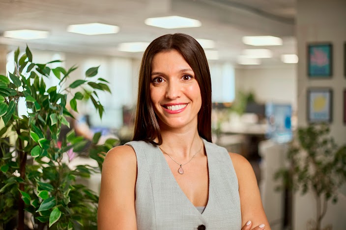 Belén Rivas, Paid Media & Acquisition Manager de GuruWalk, de pie en su oficina.