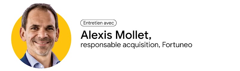Portrait d'Alexis Mollet, responsable acquisition chez Fortuneo, souriant sur un fond jaune.