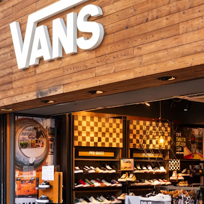 Witryna sklepu Vans w centrum handlowym.