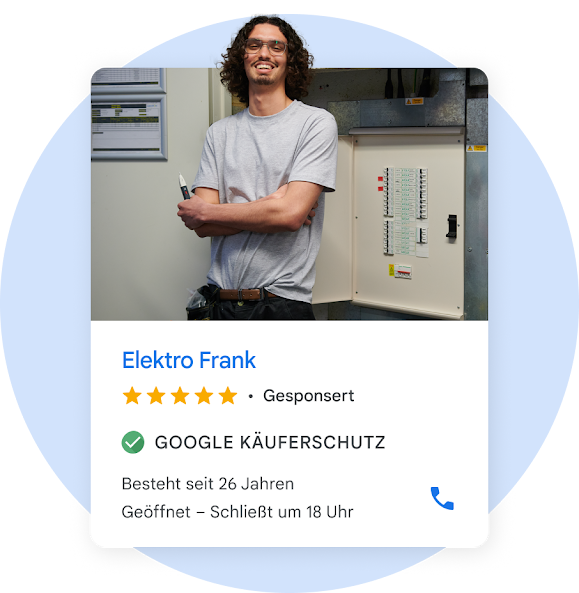 Lokale Anzeige mit einer Elektrotechnik-Fachkraft mit welligem Haar, die neben einem Sicherungskasten steht