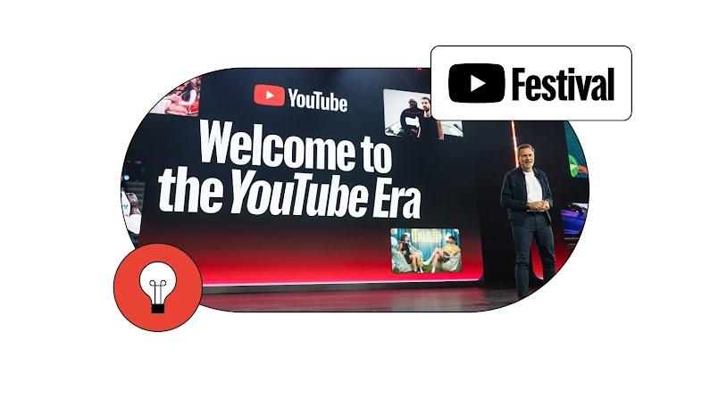 Mann auf der Bühne neben Bildschirm mit der Aufschrift „YouTube Welcome to the YouTube Era“. Oben rechts „YouTube Festival“, unten links Glühlampen-Icon.