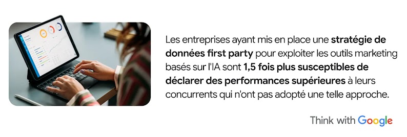 Une analyste crée un graphique sur un ordinateur portable.