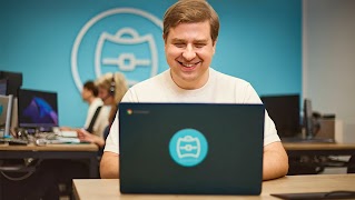 Luca, il fondatore di Bizaway, lavora in ufficio