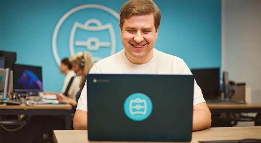 Luca, il fondatore di Bizaway, lavora in ufficio