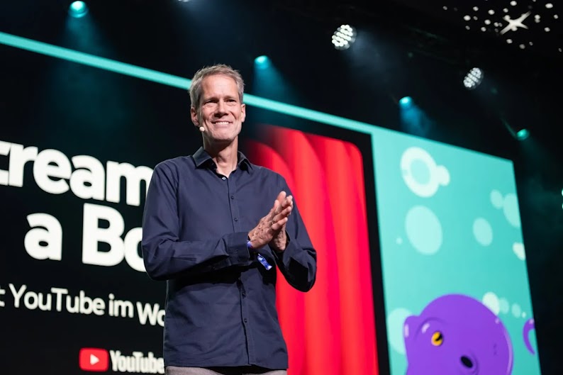 Es ist Dirk Bruns auf der OMR Stage zu sehen