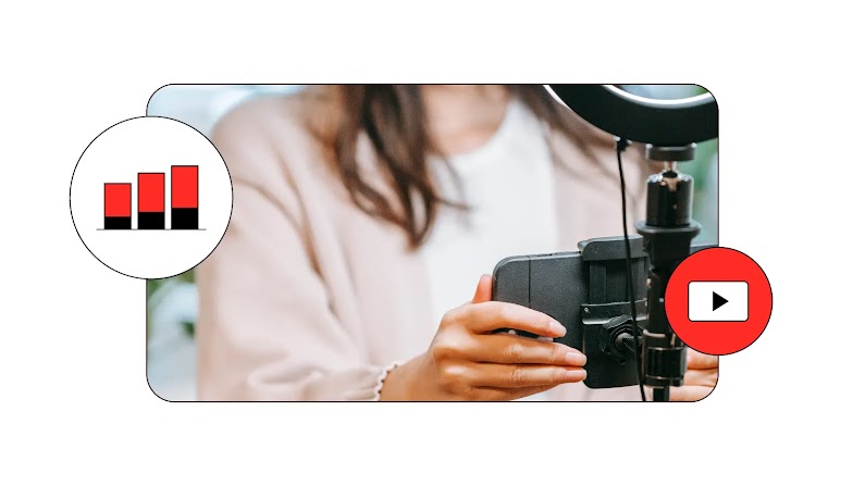 Eine Person hält ein Smartphone in einer Halterung vor einem Ringlicht, um ein Video aufzunehmen. Links ist ein Icon mit einem steigenden Balkendiagramm zu sehen, rechts das rote YouTube-Logo.
