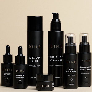 Zestaw produktów do pielęgnacji urody DIME, takich jak tonik Super Skin Toner i żel oczyszczający Gentle Jelly Cleanser, na neutralnym tle.