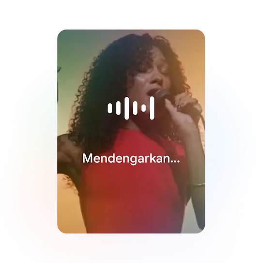 Seseorang yang memegang mikrofon dan bernyanyi digunakan sebagai contoh yang menunjukkan kemampuan pencari lagu untuk fitur Lingkari untuk Menelusuri.