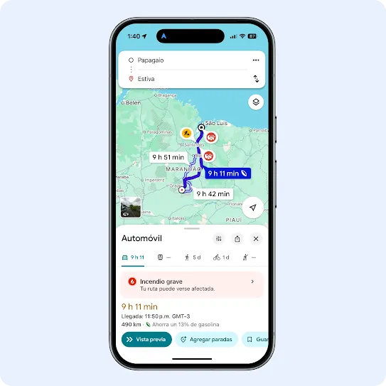 Pantalla de un smartphone en la que se muestra una ruta de navegación de Google Maps entre Cáceres y Madrid. En el mapa, se destaca un recorrido azul y, debajo del mapa, aparece un banner de advertencia rojo que dice "Es posible que la ruta se vea afectada por un incendio grave".
