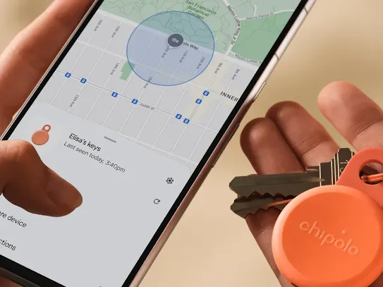 Closeup of an Android smartphone and a Chipolo tag. On the screen, you can see a map and the location of the tag.