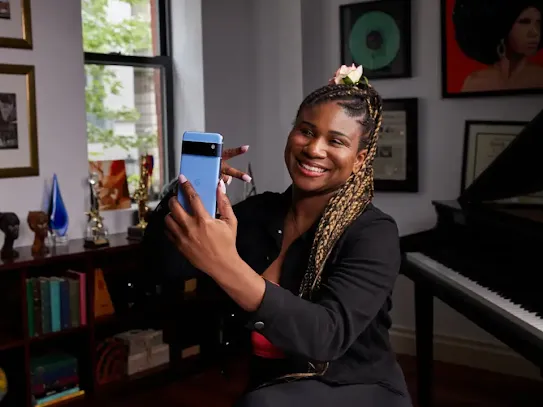 Donna che scatta un selfie con uno smartphone Android.