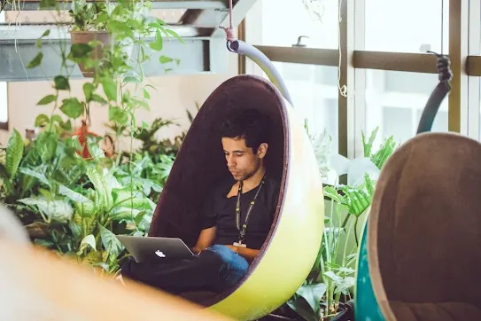 Um homem está trabalhando em um laptop.