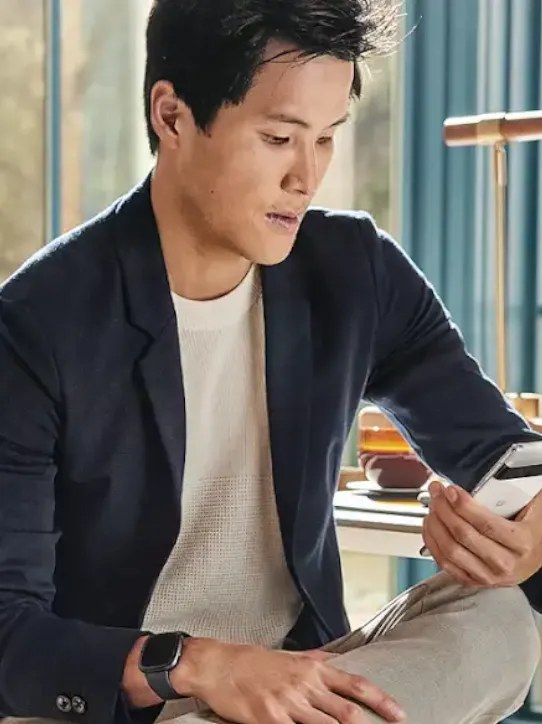 핸드폰으로 지메일을 확인하는 남자