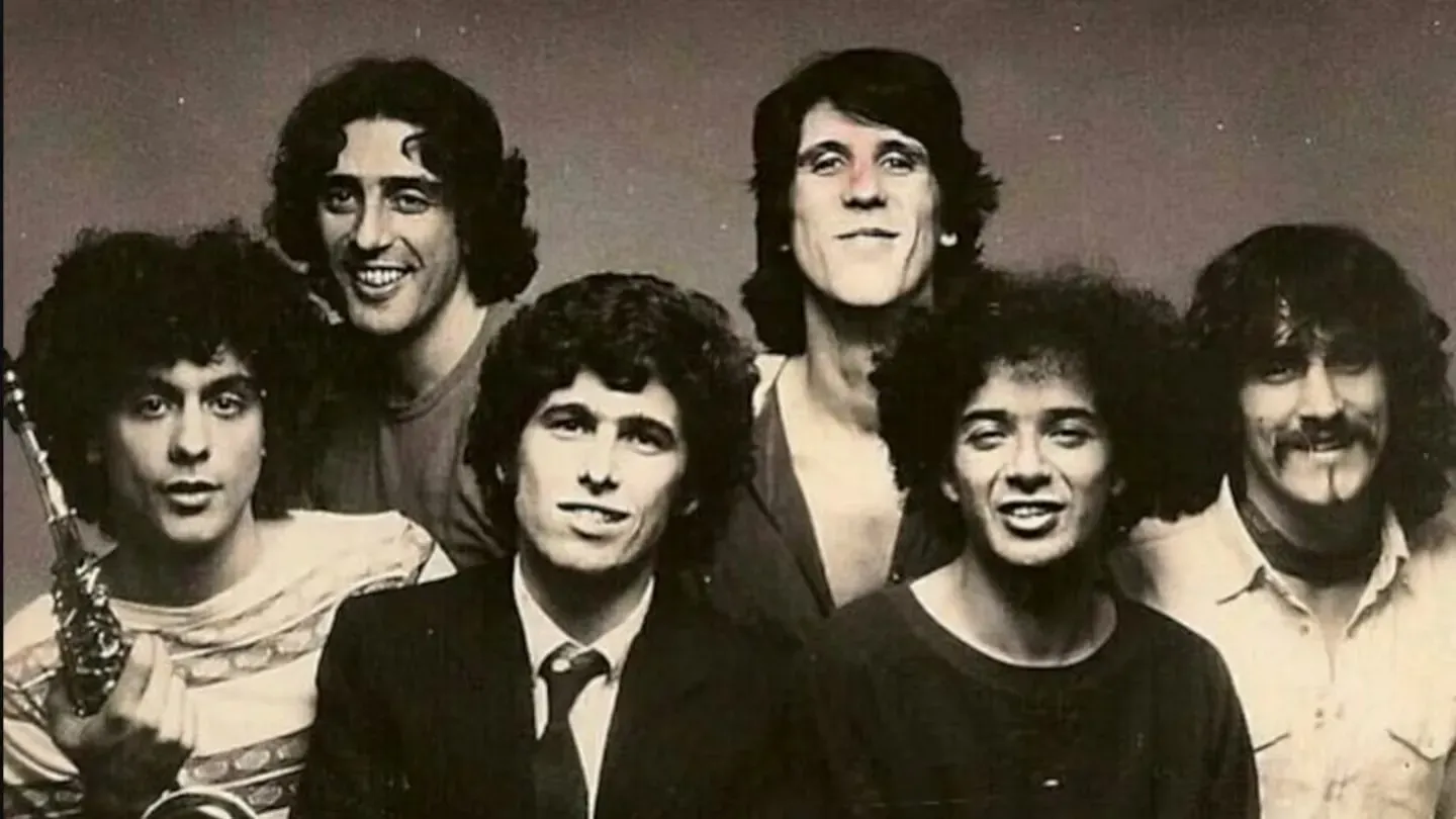 daniel-melingo-con-su-saxo-en-una-foto-promocional-de-los-abuelos-de-la-nada-converted-from-avif.webp