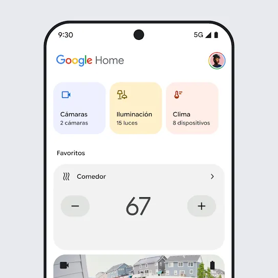 Imagen de la pantalla de un smartphone con Google Home abierto, en la que se muestra un panel con información resumida sobre cámaras de seguridad, iluminación y climatización. 