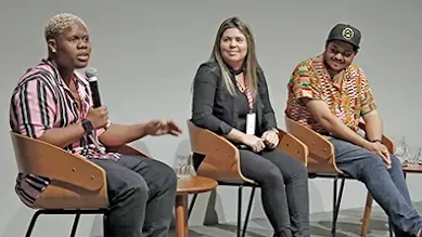 Empreendedores Akin Abaz, Aline Landim e Thiago Vinícius em apresentação no palco