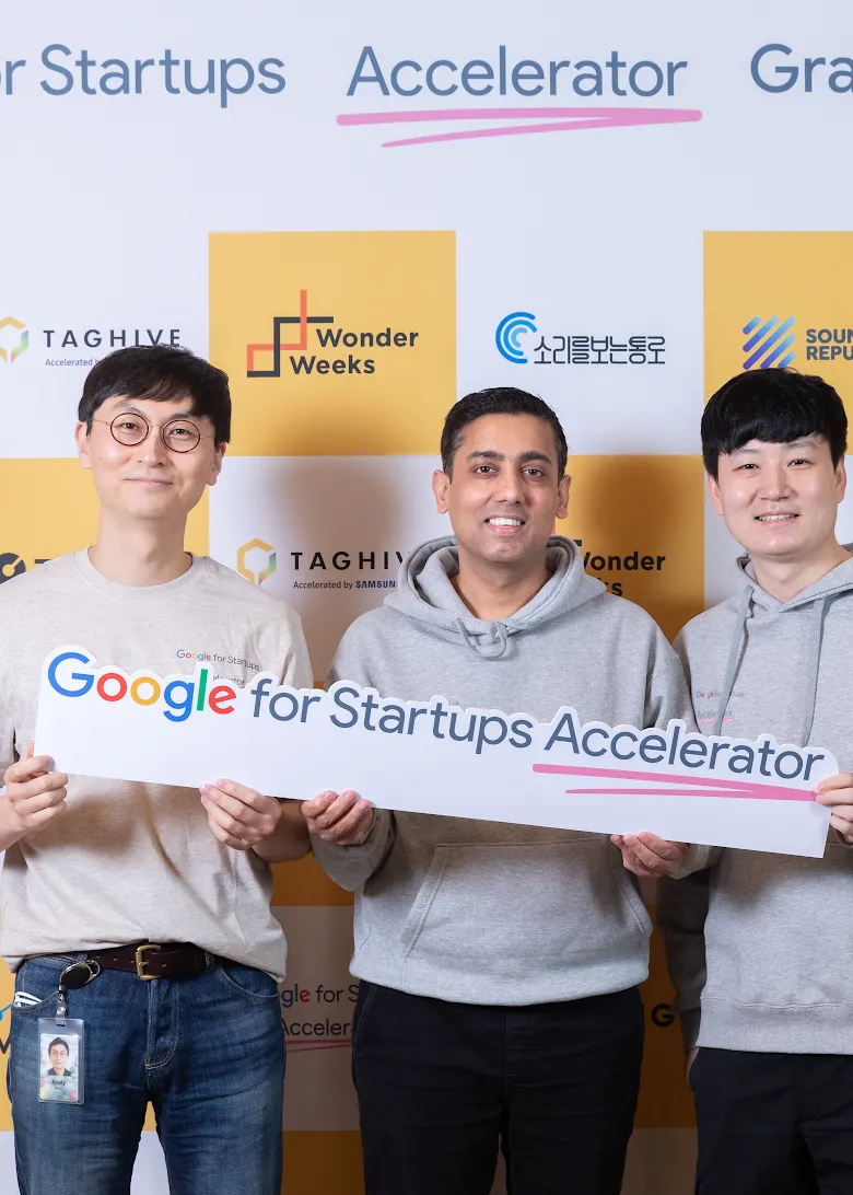 Google for Startups tech mentor, Andy (left), TagHive founder Pankaj Agarwal (center), and startup success manager Aaron (right) at the Google for Startups Accelerator: Korea graduation
