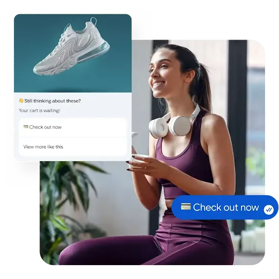 Une femme en tenue de sport sourit alors qu'elle reçoit une notification sur son téléphone pour lui rappeler d'acheter les baskets dans son panier.
