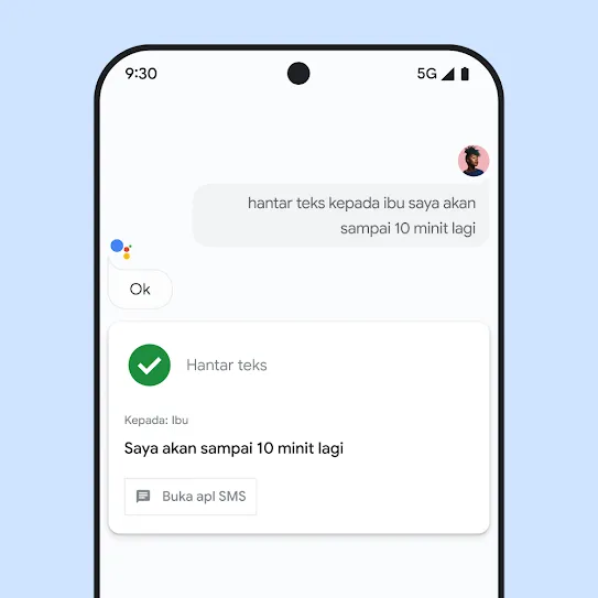 Visual skrin telefon pintar dengan Google Assistant dibuka, yang memaparkan interaksi suara penghantaran teks kepada ahli keluarga.