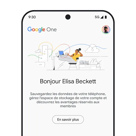 Image d'un écran de smartphone affichant Google One avec un message de bienvenue personnalisé et un message d'information sur l'espace de stockage du compte, qui mentionne les sauvegardes du téléphone et les avantages réservés aux abonnés, avec un lien pour en savoir plus.