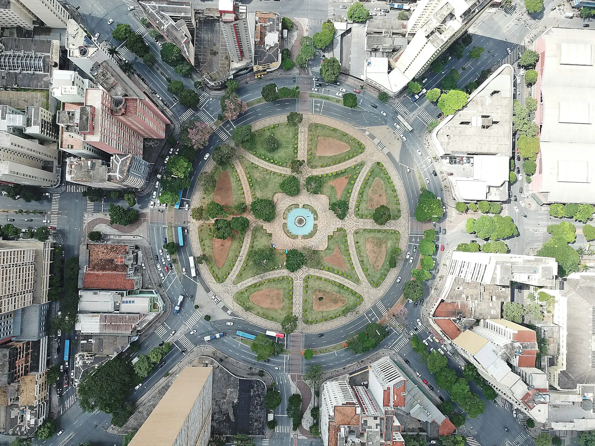 Aerial top-down view of an urban traffic roundabout for the DER-MG Minas Gerais Waze highway safety case study