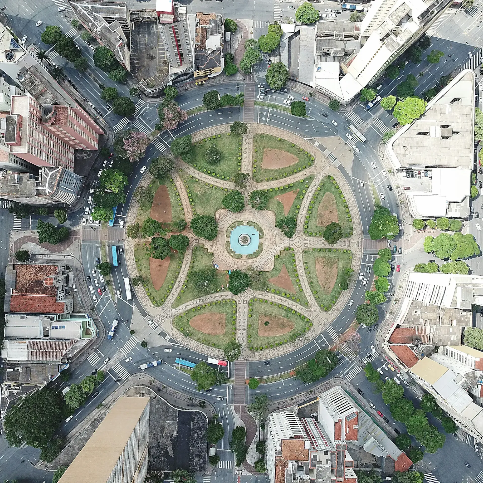 Aerial top-down view of an urban traffic roundabout for the DER-MG Minas Gerais Waze highway safety case study
