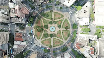 Aerial top-down view of an urban traffic roundabout for the DER-MG Minas Gerais Waze highway safety case study