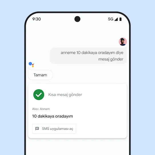 Google Asistan'ın açık olduğu akıllı telefon ekranı görseli. Ekranda, sesli etkileşimle bir aile üyesine mesaj gönderilmesi gösteriliyor.