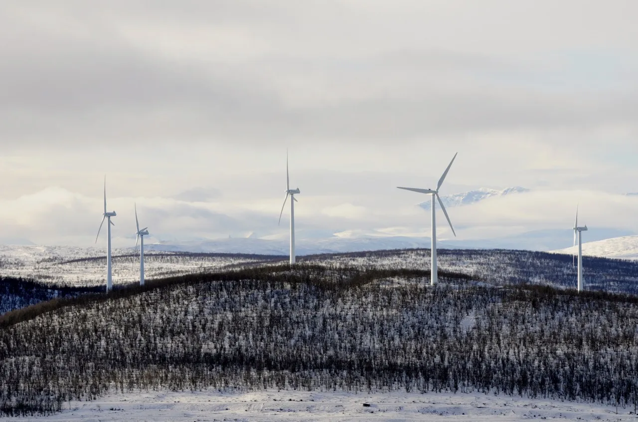 Parc éolien sous la neige à Maevaara, en Suède