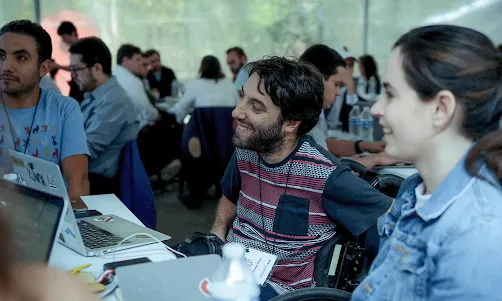 Within the crowd, several smaller groups are busy discussing.