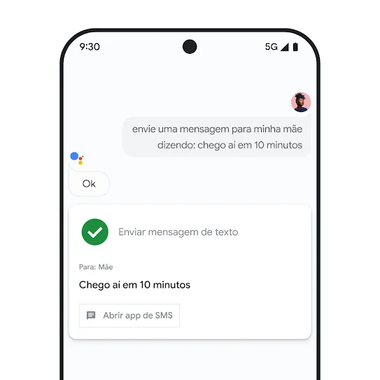 Imagem da tela de um smartphone com o Google Assistente aberto, mostrando a entrada de um comando de voz pedindo para enviar uma mensagem de texto a um membro da família.