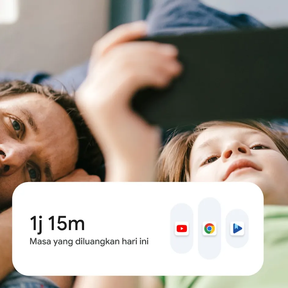 Gambar seorang bapa dan anak lelaki sedang berbaring di rumah, menonton kandungan pada telefon pintar dengan riak wajah gembira. Pada bahagian atas sebelah kiri, ikon untuk profil pengguna kanak-kanak ditindankan pada gambar. Pada penjuru bawah sebelah kiri, antara muka pengguna untuk tetapan masa skrin ditindankan pada gambar. 