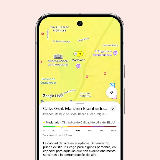 Pantalla de un smartphone que muestra una tarjeta de detalles de la calidad del aire en Google Maps de 130 Lovell Ave en Mill Valley, California. La vista superior del mapa muestra una capa de gradiente amarillo que indica un ICA de 80 con la etiqueta "Calidad del aire moderada". El panel inferior muestra el desglose de la calificación como "Moderada - ICA 80 (EE.UU.)" junto con una escala de índice codificada por colores y un texto que explica que la calidad del aire es aceptable, pero que puede representar un riesgo para las personas inusualmente sensibles.