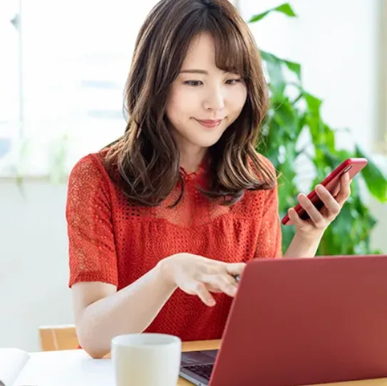 women-watching-phone-ko