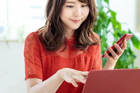 women-watching-phone-ko