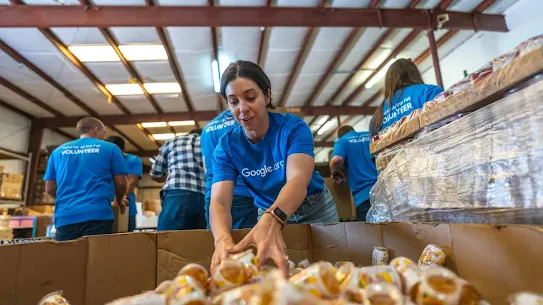 google-volunteers-at-food-bank-in-north-carolina.webp