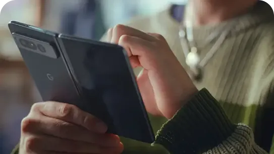 Mann surft auf einem Android-Handy