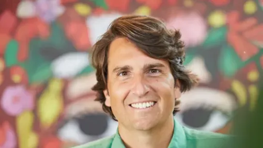 Idoven story - A man is smiling.