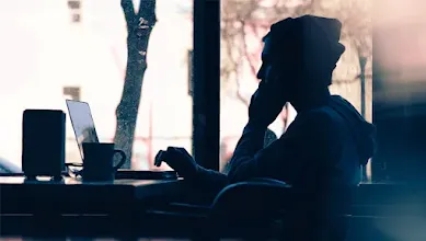 Homem usando o telefone em ambiente de escritório
