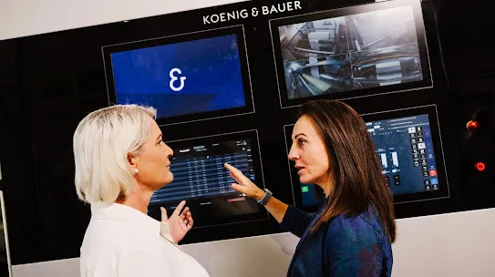 Sandra Wagner, CEO von Koenig & Bauer Kyana, mit einer Mitarbeiterin im Daten-Dashboard.