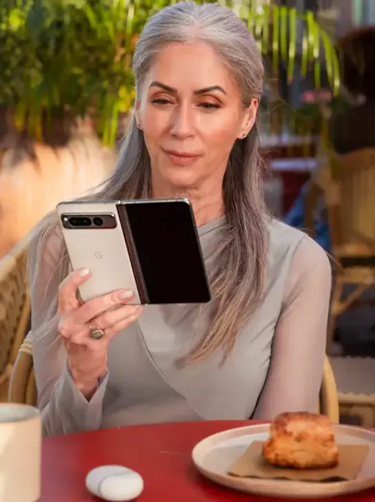 Image d'une femme utilisant son téléphone dans un café
