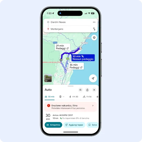 Lo schermo di uno smartphone che mostra un percorso di navigazione di Google Maps tra Cáceres e Madrid. La mappa evidenzia un percorso di guida blu e sotto la mappa viene visualizzato un banner di avviso rosso con la scritta "Il percorso potrebbe essere interessato da un incendio grave".