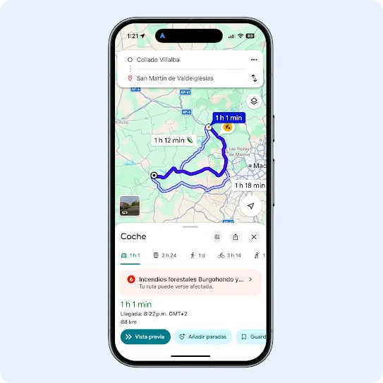 Smartphone con una ruta de Google Maps entre Cáceres y Madrid. En el mapa se resalta el trayecto en azul y, justo debajo, aparece un aviso rojo que indica: "La ruta puede verse afectada por un incendio grave".