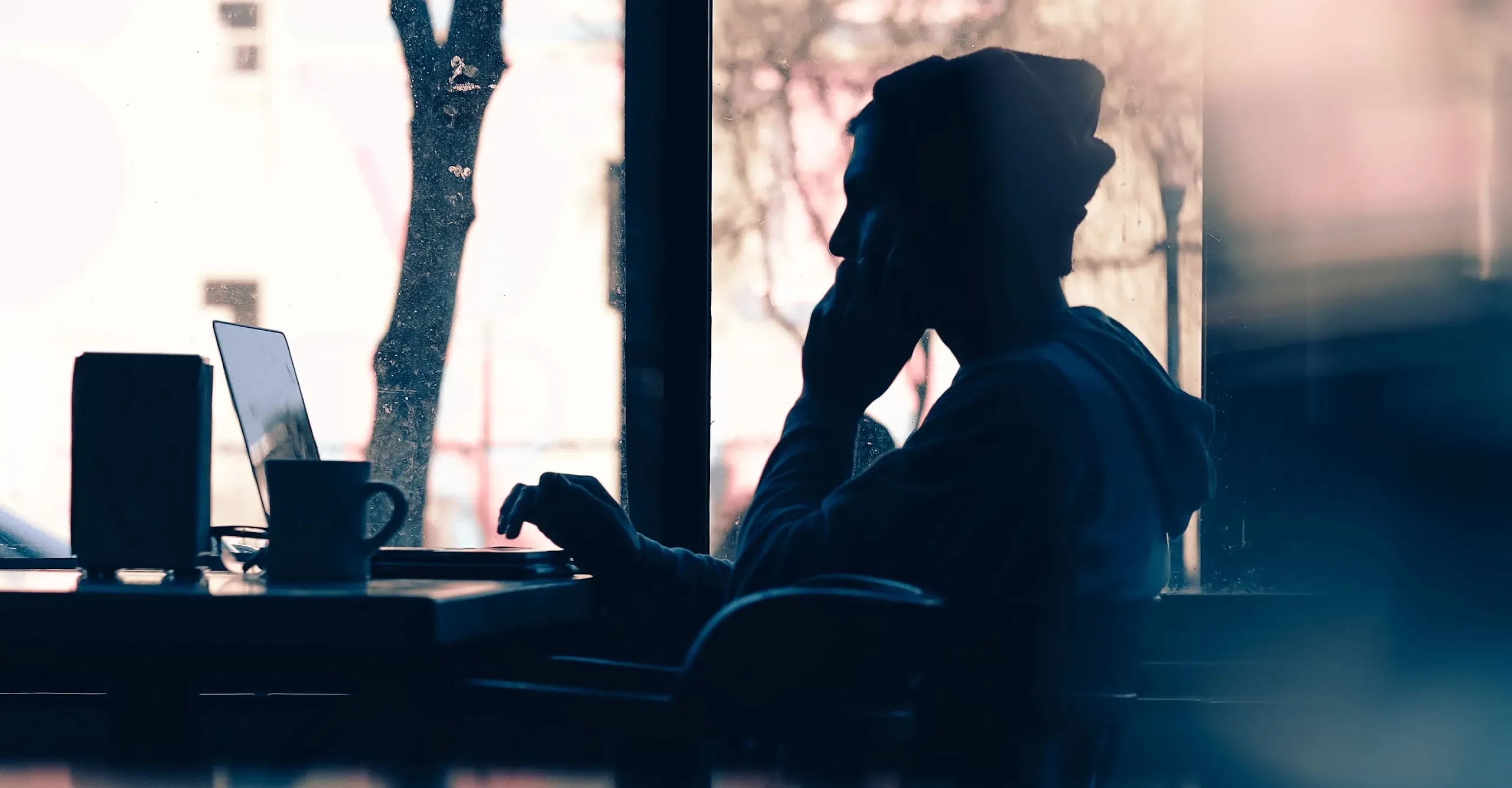 Homem usando o telefone em ambiente de escritório