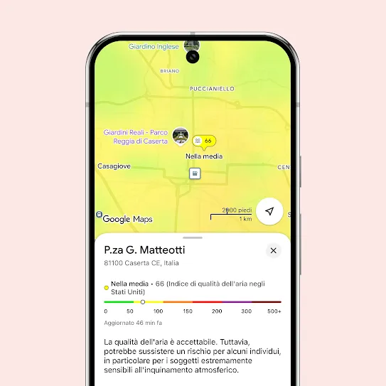 Lo schermo di uno smartphone che mostra una scheda dettagliata sulla qualità dell'aria su Google Maps per l'indirizzo 130 Lovell Ave a Mill Valley, California. La vista della mappa in alto mostra uno strato di gradiente giallo che indica un AQI di 80 con l'etichetta "Qualità dell'aria moderata". Il riquadro inferiore mostra la suddivisione che lo classifica come "Moderato - 80 AQI (US)" insieme a una scala di indice con codice colore e un testo esplicativo che indica che la qualità dell'aria è accettabile, ma potrebbe rappresentare un rischio per le persone insolitamente sensibili.