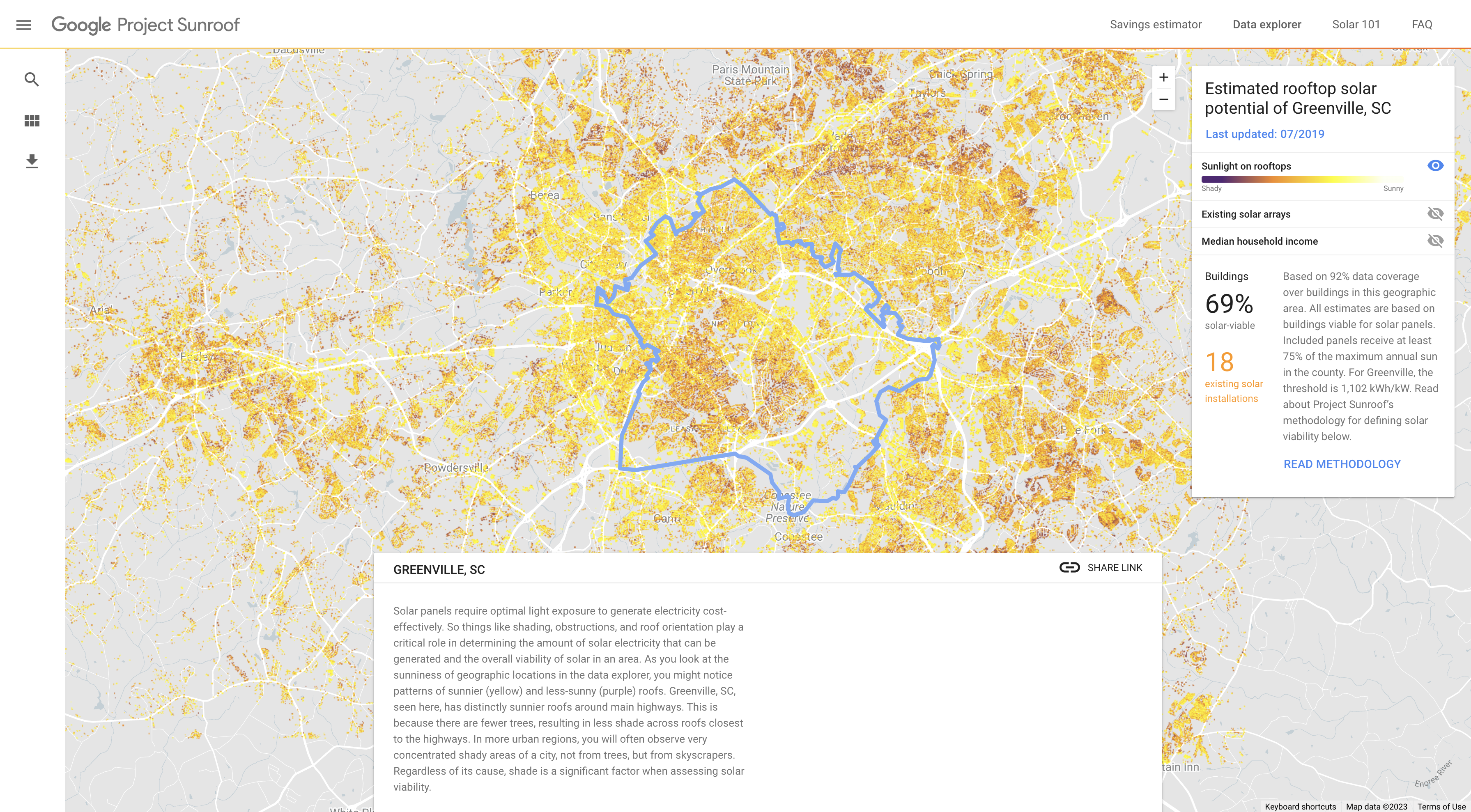 Mapa urbano gris de Denver con puntos amarillos y naranjas que muestran el potencial para azoteas de la ciudad con paneles solares