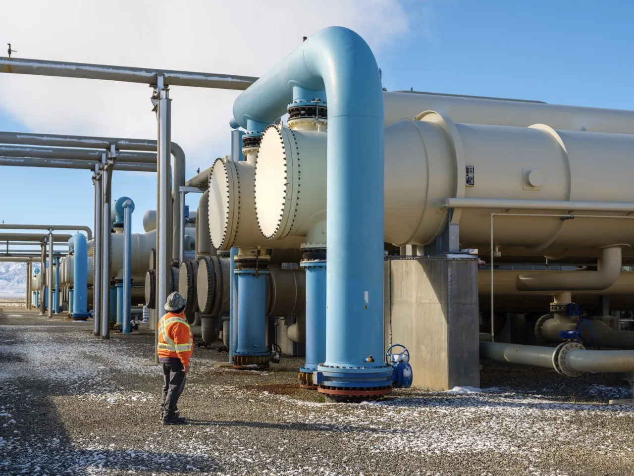 Un trabajador en las instalaciones geotérmicas de nueva generación, en colaboración con la startup de energía limpia Fervo