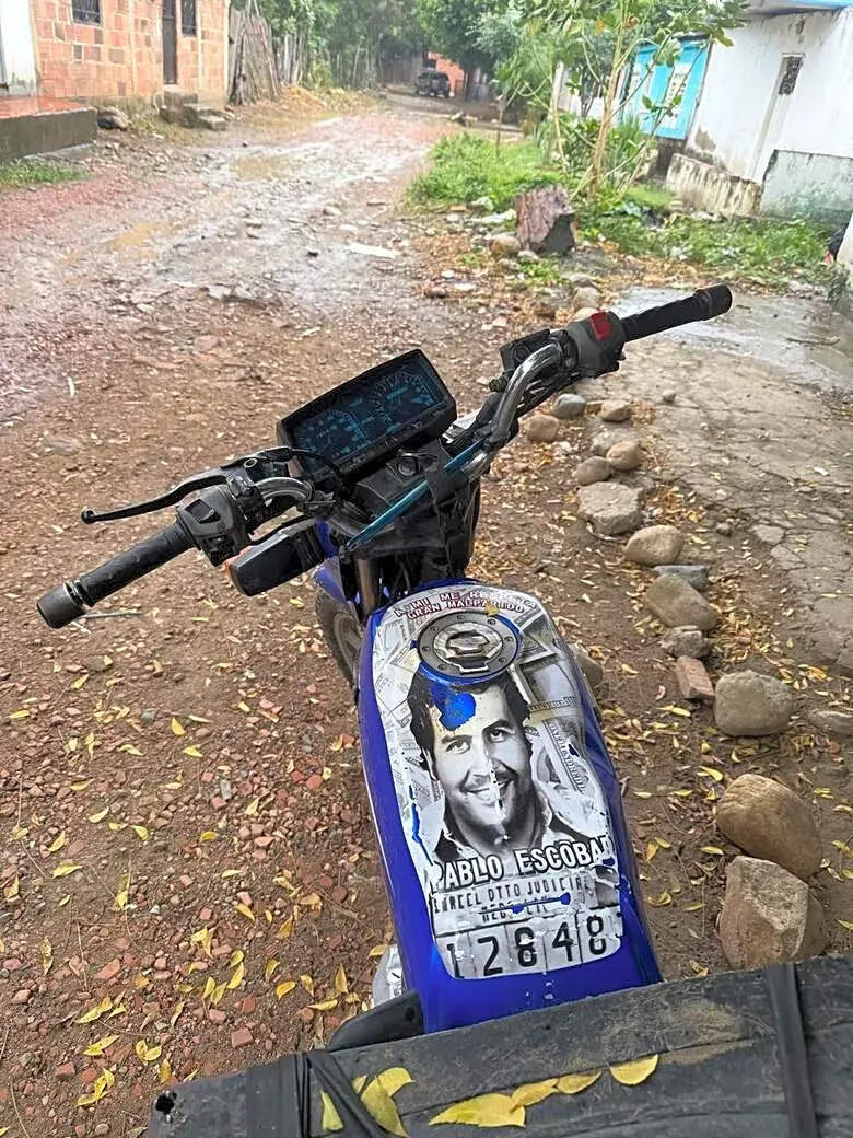 un-tanque-de-moto-con-la-foto-de-pablo-2.webp